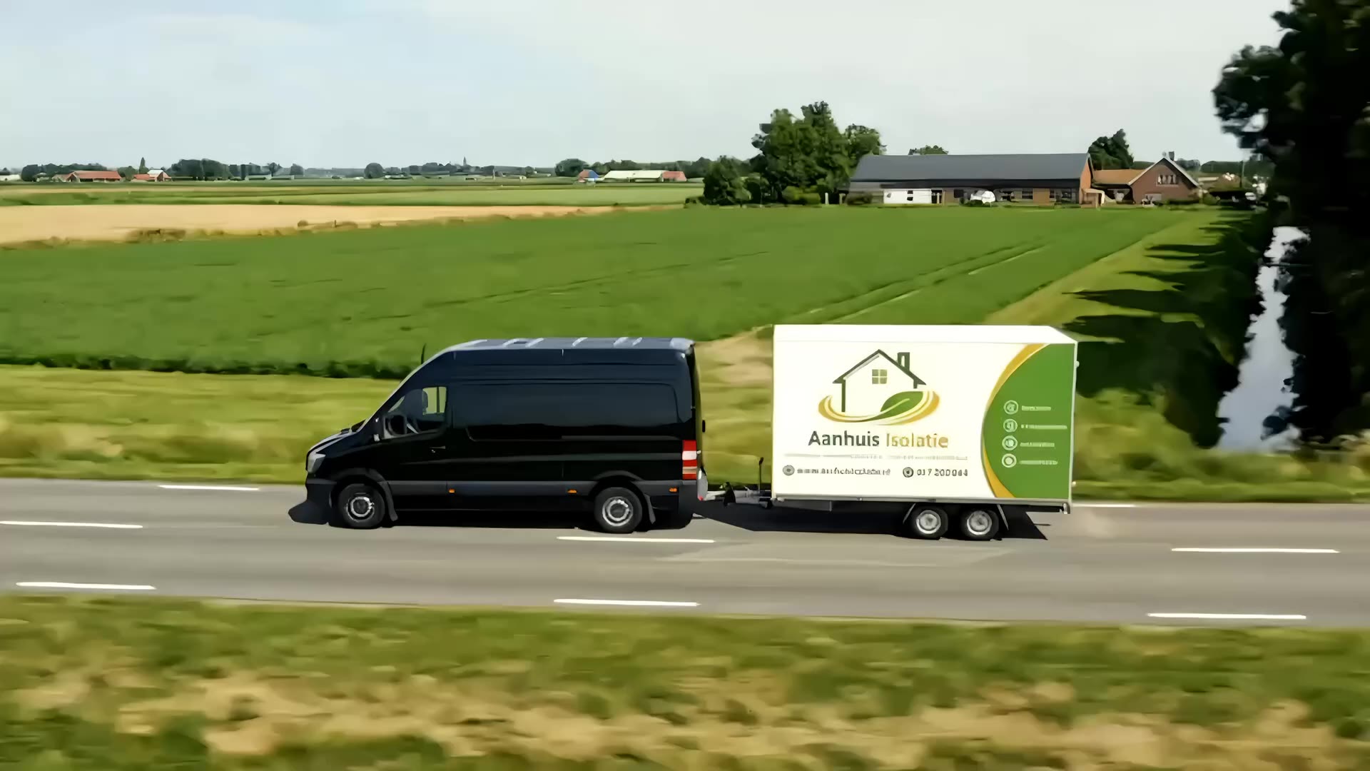 Bedrijfsbus met aanhanger van Aanhuis Isolatie onderweg door het Nederlandse landschap